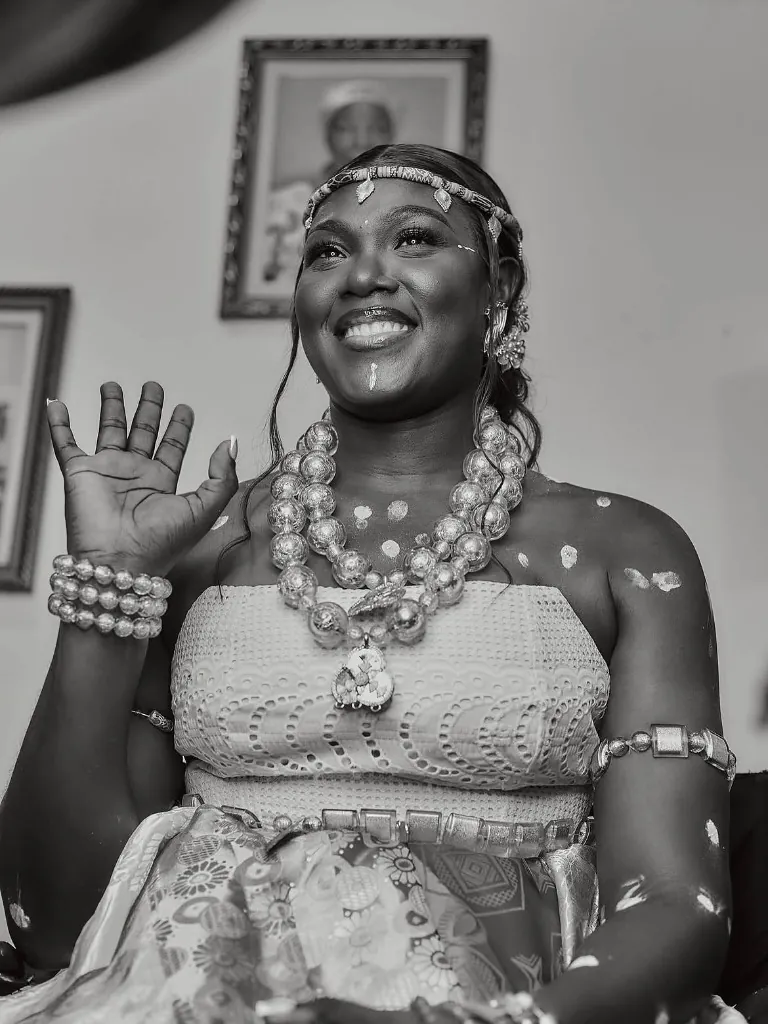Mariée en tenue traditionnelle baoulé photographiée en noir et blanc par BFG Moment à Abidjan
